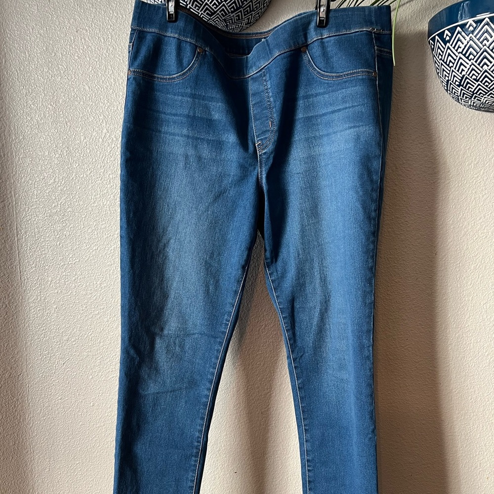 Women stretch pull on skinny Jean